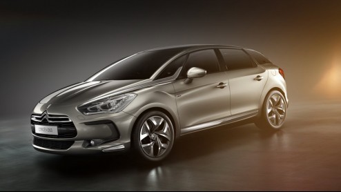 Daar is hij dan, de nieuwe Citron DS5! Citroen heeft de derde DS-telg zojuist onthuld tijdens de autoshow van Sjanghai. De introductie van de nieuwe Fransoos op Nederlandse bodem staat gepland voor e