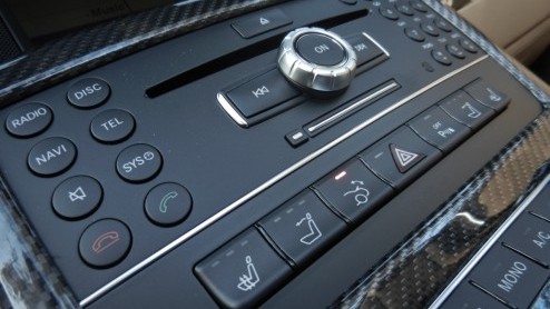 Hoe wordt het rijden in een Mercedes-Benz SLS AMG nog leuker? Precies, door er een Roadster van te maken! Tenzij je niet warm wordt van 571 pk langs je haren en liever iets anders hoort dan het gebuld