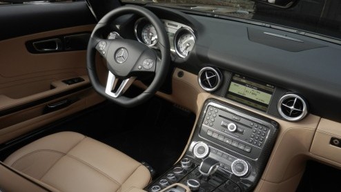 Hoe wordt het rijden in een Mercedes-Benz SLS AMG nog leuker? Precies, door er een Roadster van te maken! Tenzij je niet warm wordt van 571 pk langs je haren en liever iets anders hoort dan het gebuld