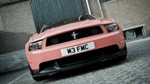 Voor veel sportievelingen is een snelle auto van een Duits merk een jongensdroom. Maar weet echter dat de Amerikanen er ook wat van kunnen. Een pony car als de Ford Mustang lijkt misschien geen seri