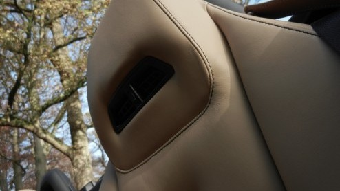 Hoe wordt het rijden in een Mercedes-Benz SLS AMG nog leuker? Precies, door er een Roadster van te maken! Tenzij je niet warm wordt van 571 pk langs je haren en liever iets anders hoort dan het gebuld