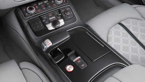 Audi heeft vanaf vandaag de definitieve prijzen van de S6, S7 en S8 rond. Het snelle trio is er vanaf respectievelijk 100.520 euro, 109.990 en 150.100 euro. In juli worden de eerste exemplaren uitgele