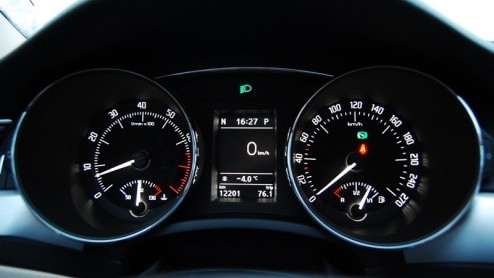 Je kunt op twee manieren op wintersport gaan. Zo goedkoop mogelijk, naar een tweesterrenstek met een spaardieseltje zoals de zuinige Fabia Greenline Combi. Of je pakt volledig uit, reserveert een supe