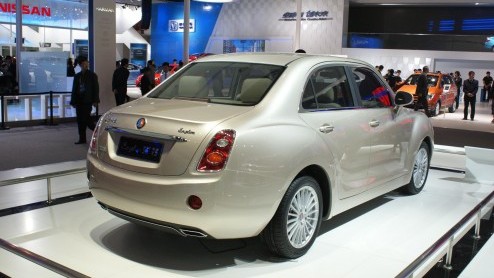 De Autoshow in Peking is natuurlijk niet alleen een autofeestje voor vele Europese merken, maar ook voor de Chinezen zelf. Tussen de vele primeurs van Duitse en Japanse merken zien we ook vele Chinese
