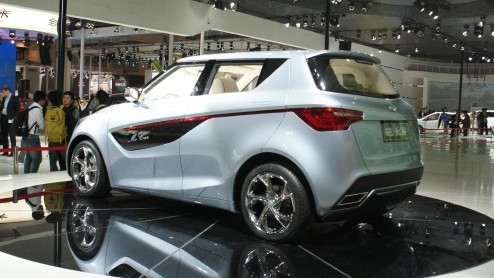 De Autoshow in Peking is natuurlijk niet alleen een autofeestje voor vele Europese merken, maar ook voor de Chinezen zelf. Tussen de vele primeurs van Duitse en Japanse merken zien we ook vele Chinese