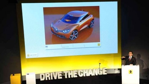 Renault was er maar druk mee. Terwijl wij konden kennismaken met de nieuwe Lexus CT200h in Lissabon zetten de Fransen in die omgeving twee studiemodellen op de foto. Dat viel natuurlijk niet te missen
