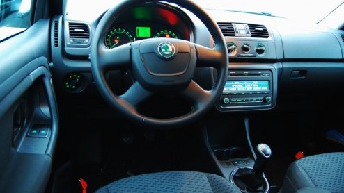 Je kunt op twee manieren op wintersport gaan. Zo goedkoop mogelijk, naar een tweesterrenstek met een spaardieseltje zoals de zuinige Fabia Greenline Combi. Of je pakt volledig uit, reserveert een supe