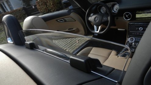 Hoe wordt het rijden in een Mercedes-Benz SLS AMG nog leuker? Precies, door er een Roadster van te maken! Tenzij je niet warm wordt van 571 pk langs je haren en liever iets anders hoort dan het gebuld