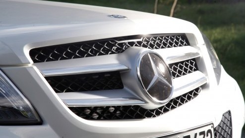 Wat is dat toch met de Mercedes-Benz GLK? Bouw je een stoere, compacte Gelnde in de geest van de legendarische G-Klasse, wil bijna niemand 'm (in Nederland) hebben! Onlangs is de compacte SUV verni
