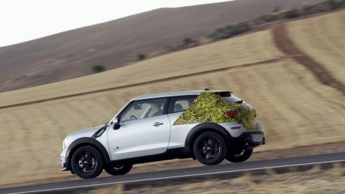 Het studiemodel dateert alweer uit 2010 maar het gaat dan toch echt gebeuren. MINI komt met de Paceman en toont de eerste beelden van een minimaal gecamoufleerd model.
