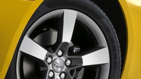 De Chevrolet Camaro is van oorsprong een echte Amerikaanse muscle car. Chevrolet Nederland gaat de auto nu ook officieel leveren in ons land. Er zijn echter wel wat aanpassingen gedaan om de auto in E