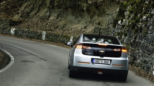 Dankzij een paar kleine aanpassingen aan de accutechniek van de Chevrolet Volt en gelijkwaardige Opel Ampera kan nu nog langer volledig elektrisch worden gereden. De EV-auto met range extender schakel