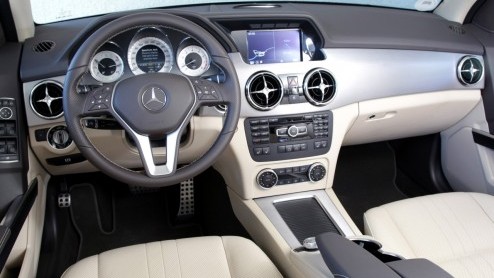 Wat is dat toch met de Mercedes-Benz GLK? Bouw je een stoere, compacte Gelnde in de geest van de legendarische G-Klasse, wil bijna niemand 'm (in Nederland) hebben! Onlangs is de compacte SUV verni