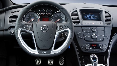De Opel Insignia OPC kan nu nog meer van zich laten zien. Met de toepasselijke toevoeging Unlimited kunnen de 325 pks de snelheidsmeter door laten lopen tot 270 km/u. Trotse kopers krijgen ook een 