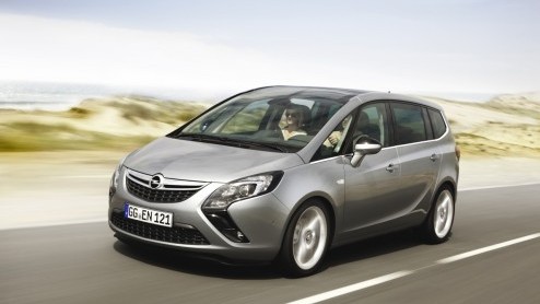 De nieuwe Opel Zafira staat nog dit jaar in de showroom. Daarom maakt de importeur alvast prijzen bekend; de dealer doet zaken vanaf 28.595 euro.