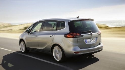 De nieuwe Opel Zafira staat nog dit jaar in de showroom. Daarom maakt de importeur alvast prijzen bekend; de dealer doet zaken vanaf 28.595 euro.