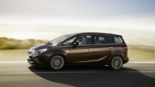 De nieuwe Opel Zafira staat nog dit jaar in de showroom. Daarom maakt de importeur alvast prijzen bekend; de dealer doet zaken vanaf 28.595 euro.