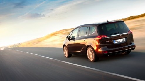 Kijk, now we are talking! Opel introduceert een nieuwe 1.6 CDTI dieselmotor met 135 pk. De Zafira Tourer is als eerste aan de beurt om er mee de weg op te gaan. Met een verbruik van 4.1 l/100km en sle