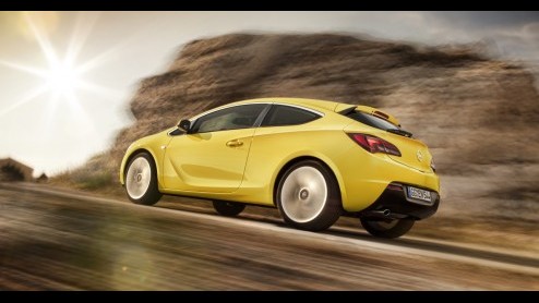 In april presenteerde Opel de Astra GTC in een virtuele wereld en deed de belofte op 7 juni alle ins-and-outs uit de doeken te doen. Vandaag is de driedeurs Astra dus een feit! Hij ziet er niet alleen