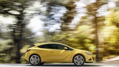 In april presenteerde Opel de Astra GTC in een virtuele wereld en deed de belofte op 7 juni alle ins-and-outs uit de doeken te doen. Vandaag is de driedeurs Astra dus een feit! Hij ziet er niet alleen