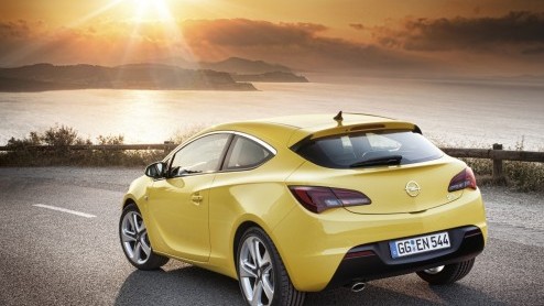 In april presenteerde Opel de Astra GTC in een virtuele wereld en deed de belofte op 7 juni alle ins-and-outs uit de doeken te doen. Vandaag is de driedeurs Astra dus een feit! Hij ziet er niet alleen