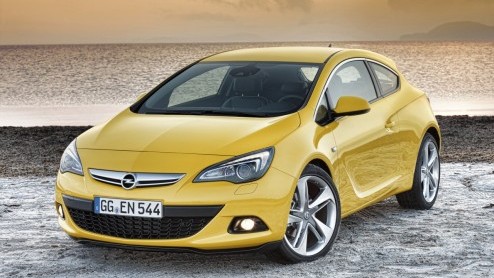 In april presenteerde Opel de Astra GTC in een virtuele wereld en deed de belofte op 7 juni alle ins-and-outs uit de doeken te doen. Vandaag is de driedeurs Astra dus een feit! Hij ziet er niet alleen