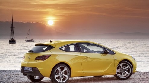 In april presenteerde Opel de Astra GTC in een virtuele wereld en deed de belofte op 7 juni alle ins-and-outs uit de doeken te doen. Vandaag is de driedeurs Astra dus een feit! Hij ziet er niet alleen