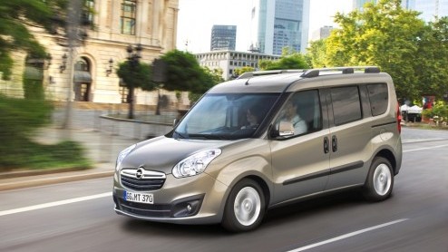 Opel introduceert nog een nieuwe model; de Opel Combo. Hij is er wederom als compacte bestelwagen met maximaal 4.2m3 laadruimte of personenauto, in combinatie met een benzine, diesel of aardgasmotor.