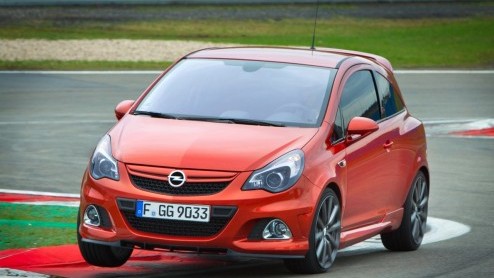 Het Opel Performance Center heeft onlangs twee nieuwe uitvoeringen aan het OPC-assortiment toegevoegd, de Insignia OPC Unlimited en de Corsa OPC Nrburgring Edition. Op de EuroSpeedway Lausitz, iets o