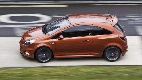 Het Opel Performance Center heeft onlangs twee nieuwe uitvoeringen aan het OPC-assortiment toegevoegd, de Insignia OPC Unlimited en de Corsa OPC Nrburgring Edition. Op de EuroSpeedway Lausitz, iets o