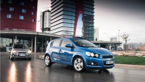 Na de aankondiging van de belastingvrije Chevrolet Aveo 1.3 diesel is nu de prijs bekend; 14.995 euro. Een scherpe prijs voor de 95 pk sterke vijfdeurs.