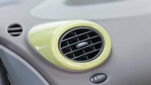 Bonjour. Dit is de grondig vernieuwde Twingo. Renault geeft het guitige model een tweede carrire met een compleet nieuw gezicht en meer. Dit zijn de eerste foto's en details.