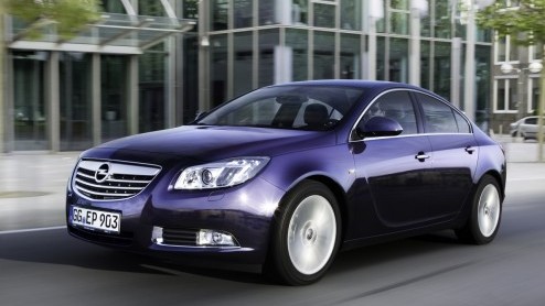 Hij werd al bij introductie van de Opel Insignia aangekondigd en is binnenkort eindelijk een feit; de 2.0 CDTI biturbodiesel met 195 pk en 400 Nm. De superdiesel treedt in januari aan en is er met twe