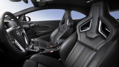 Hij zat overduidelijk al in de pijplijn maar is nu officieel; de Opel Astra OPC. Het sportieve topmodel krijgt een 2.0 liter turbomotor met 280 pk en haalt met gemak 250 km/u. Daarmee is de Astra GTC 