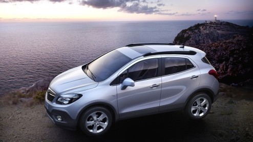 Opels nieuwe Mokka heeft zojuist een prijskaartje gekregen. De compacte SUV wordt leverbaar vanaf 21.995 euro, voorzien van een 1.6 liter benzinemotor in de Selection-uitvoering. We zetten de prijzen 