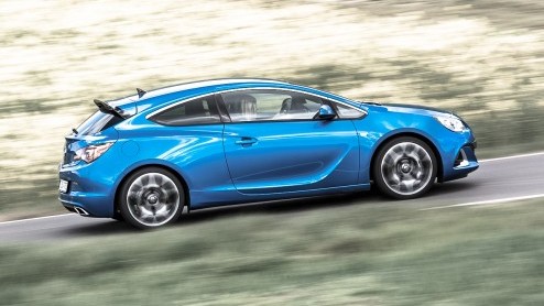 Het segment van de hot hatches gaat op de schop. De Golf GTI en Megane RS krijgen binnenkort gezelschap van onder andere de nieuwe Astra OPC. Opel zet de concurrentie op de tweede plaats met nog meer