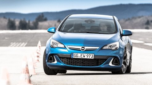 Het segment van de hot hatches gaat op de schop. De Golf GTI en Megane RS krijgen binnenkort gezelschap van onder andere de nieuwe Astra OPC. Opel zet de concurrentie op de tweede plaats met nog meer