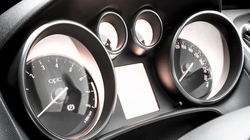 Het segment van de hot hatches gaat op de schop. De Golf GTI en Megane RS krijgen binnenkort gezelschap van onder andere de nieuwe Astra OPC. Opel zet de concurrentie op de tweede plaats met nog meer