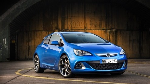 Nu de nieuwe Astra bijna drie jaar op de markt is en zowel de OPC als sedan in aantocht zijn vindt Opel het tijd voor een facelift. Tegelijkertijd voegt zich de 195 pk sterke biturbodiesel in het gamm