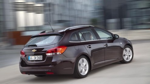 Momenteel maken we in de omgeving van Keulen kennis met de nieuwe Cruze Waggon. Chevrolet levert de stationwagon in twee uitvoeringen, met keuze uit een nieuwe 1.4 Turbo benzine of 1.7 liter diesel. P