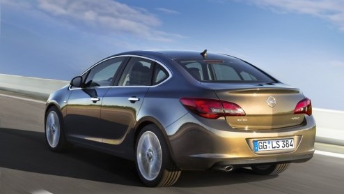 Of je er nou op zit te wachten of niet, Opel breidt het Astra-gamma uit met de vierdeurs sedan. Daarmee komt het aantal verschillende Astra-modellen op vier. De Cabriolet laat nog even op zich wachten
