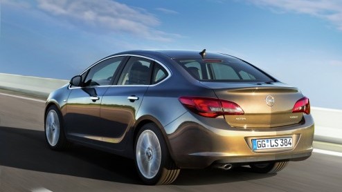 Nu we aan het idee hebben kunnen wennen dat de Astra ook weer als sedan bij de dealer komt te staan maakt Opel de prijzen bekend: de vierdeurs is er vanaf 22.145 euro en staat vanaf half september in