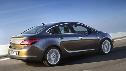 Of je er nou op zit te wachten of niet, Opel breidt het Astra-gamma uit met de vierdeurs sedan. Daarmee komt het aantal verschillende Astra-modellen op vier. De Cabriolet laat nog even op zich wachten
