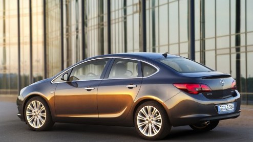 Of je er nou op zit te wachten of niet, Opel breidt het Astra-gamma uit met de vierdeurs sedan. Daarmee komt het aantal verschillende Astra-modellen op vier. De Cabriolet laat nog even op zich wachten