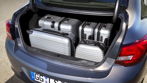Of je er nou op zit te wachten of niet, Opel breidt het Astra-gamma uit met de vierdeurs sedan. Daarmee komt het aantal verschillende Astra-modellen op vier. De Cabriolet laat nog even op zich wachten
