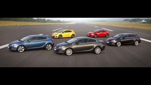 Nu de nieuwe Astra bijna drie jaar op de markt is en zowel de OPC als sedan in aantocht zijn vindt Opel het tijd voor een facelift. Tegelijkertijd voegt zich de 195 pk sterke biturbodiesel in het gamm