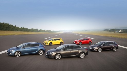 Nu de nieuwe Astra bijna drie jaar op de markt is en zowel de OPC als sedan in aantocht zijn vindt Opel het tijd voor een facelift. Tegelijkertijd voegt zich de 195 pk sterke biturbodiesel in het gamm