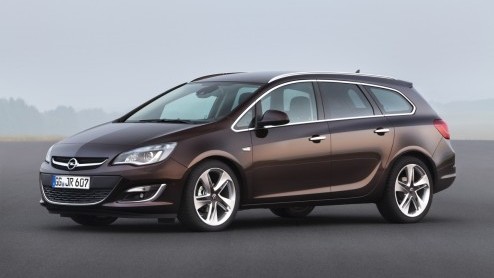 Nu de nieuwe Astra bijna drie jaar op de markt is en zowel de OPC als sedan in aantocht zijn vindt Opel het tijd voor een facelift. Tegelijkertijd voegt zich de 195 pk sterke biturbodiesel in het gamm