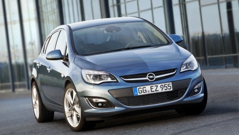 Nu de nieuwe Astra bijna drie jaar op de markt is en zowel de OPC als sedan in aantocht zijn vindt Opel het tijd voor een facelift. Tegelijkertijd voegt zich de 195 pk sterke biturbodiesel in het gamm