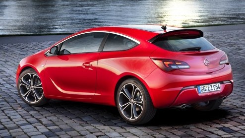 Nu de nieuwe Astra bijna drie jaar op de markt is en zowel de OPC als sedan in aantocht zijn vindt Opel het tijd voor een facelift. Tegelijkertijd voegt zich de 195 pk sterke biturbodiesel in het gamm